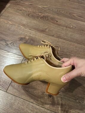 Classic Lace-Up Heeled Oxford in Beige